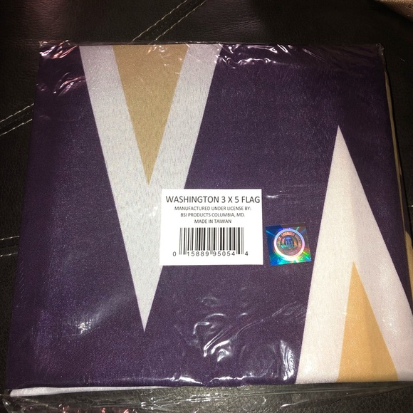 UW Flag...Proudly display your Purple & Gold Pride - Picture 2 of 4